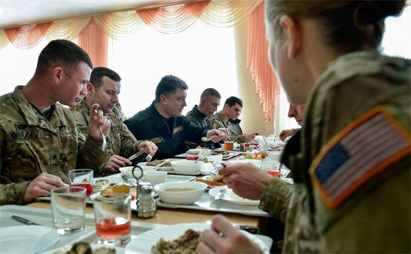 Американские десантники едят украинский борщ из рук президента Порошенко.