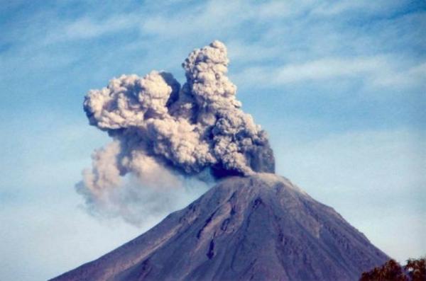 v-meksike-nachalos-izverzhenie-vulkana-kolima-smotret-video