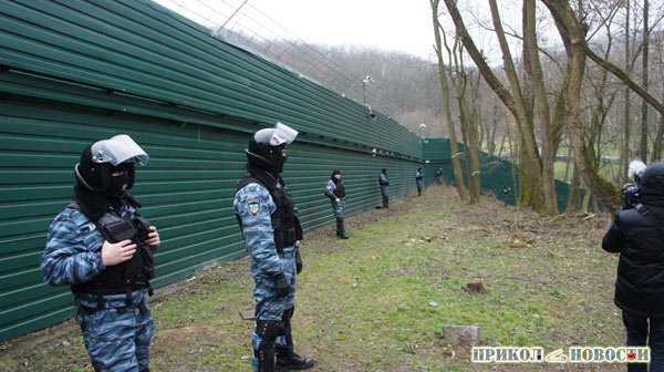 Охрана загородной резиденции Виктора Януковича в Межигорье.