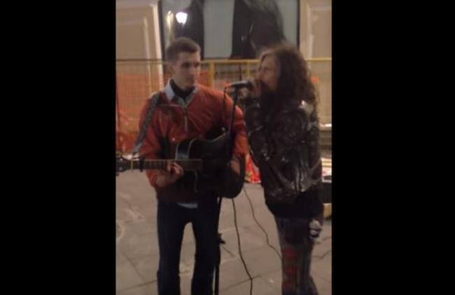 Фронтмен Стивен Тайлер из Аэросмит спел с уличным музыкантом в Москве ВИДЕО