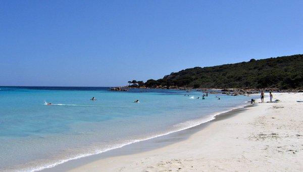 В австралийском штате Квинсленд на пляже образовалась воронка ВИДЕО