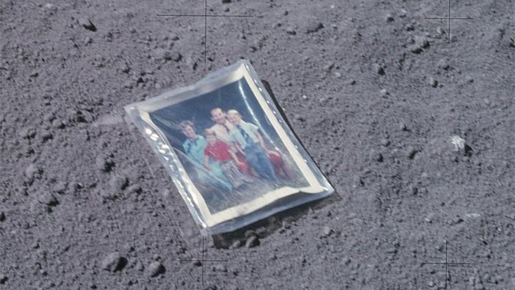amerikanskij-astronavt-charlz-dyuk-ostavil-na-lune-svoyu-semyu-foto