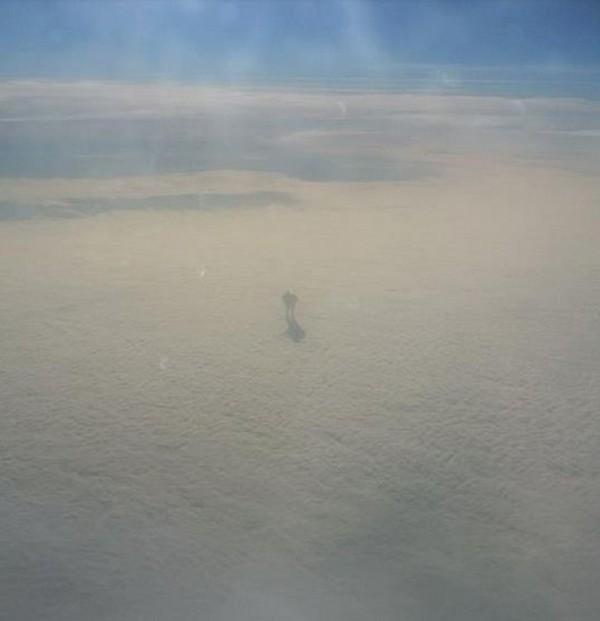 Пассажир самолета сфотографировал Железного человека на облаках ФОТО