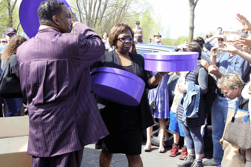 На похороны Принса фанаты пришли одетыми в фиолетовые фраки