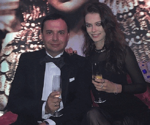 18-летняя Лиза Адаменко вышла замуж за 55-летнего топ-менеджера