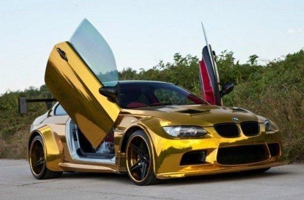 Легко разбитая золотая BMW i8