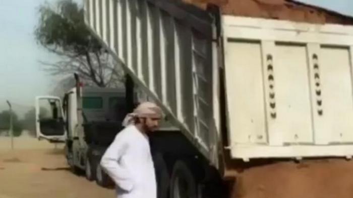 Принц Дубая помогает грузовику, застрявшему в пустыне ВИДЕО
