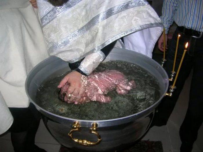 Священник чуть не задушил ребенка во время крещения ВИДЕО