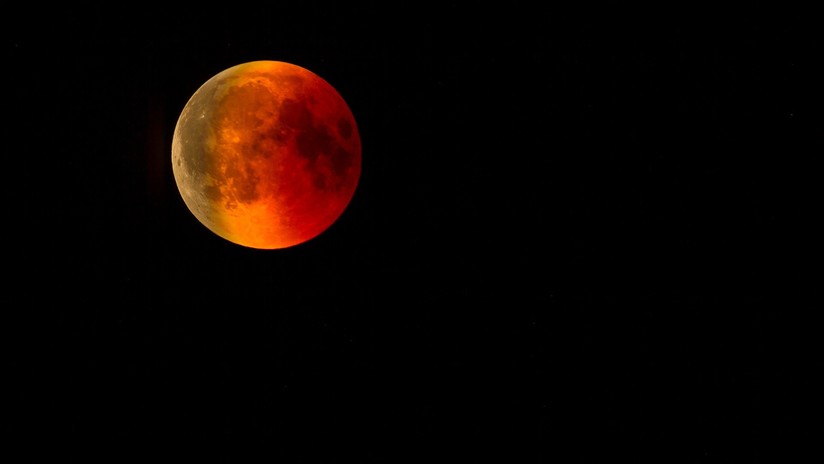 ВИДЕО: Метеорит падает на Луну во время затмения и "кровавого суперлуния"
